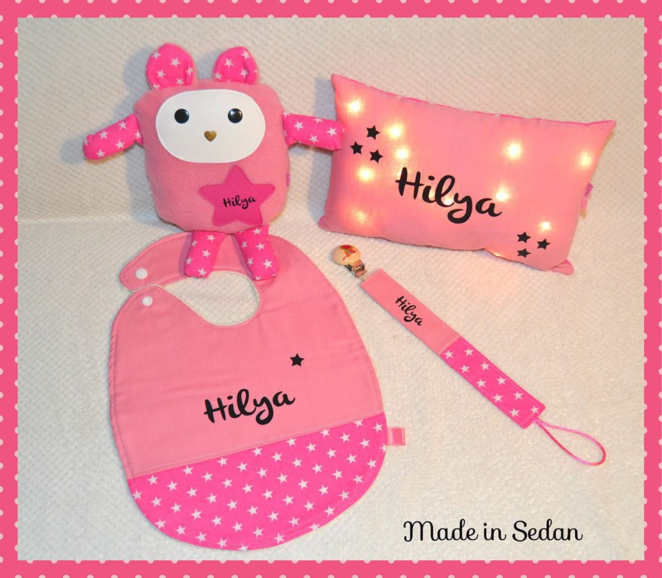 Coffret naissance bébé personnalisé doudou bavoir attache tétine coussin  lumineux rose fille : enfants-peluches-doudous par madeinsedan