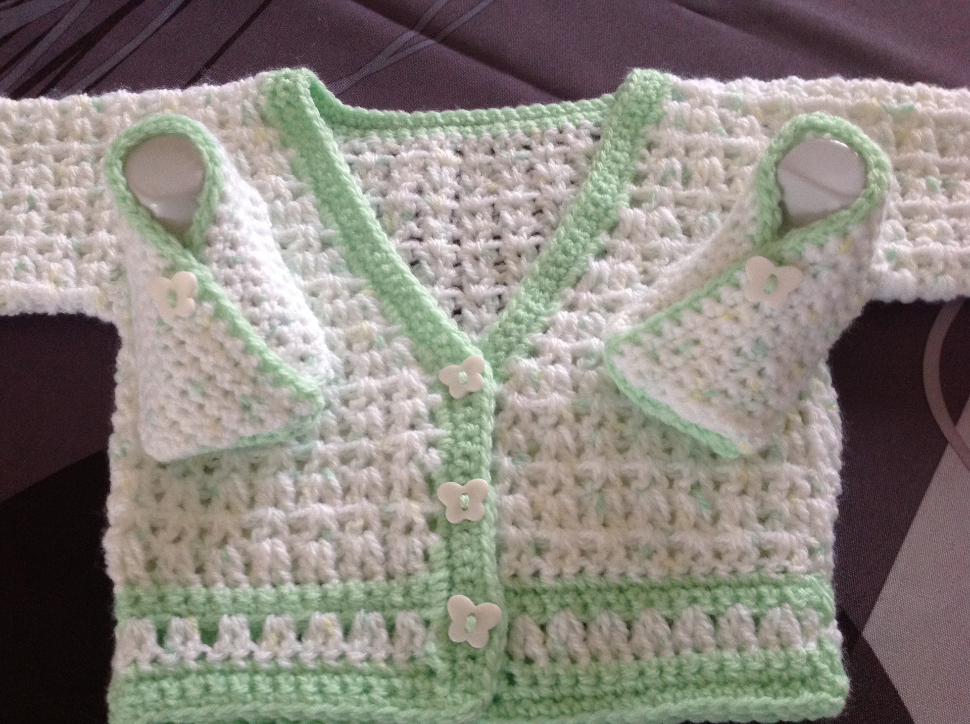 Brassiere Bebe Et Chaussons Au Crochet Vert Et Blanc Taille Naissance Par Coeurdelayette
