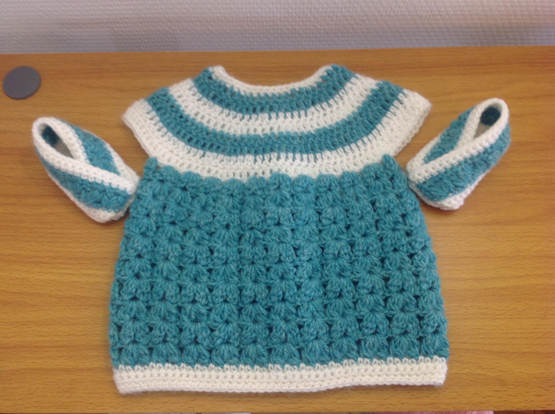 Brassiere Bebe Sans Manche Layette Emeraude Au Crochet Taille Naissance Par Coeurdelayette