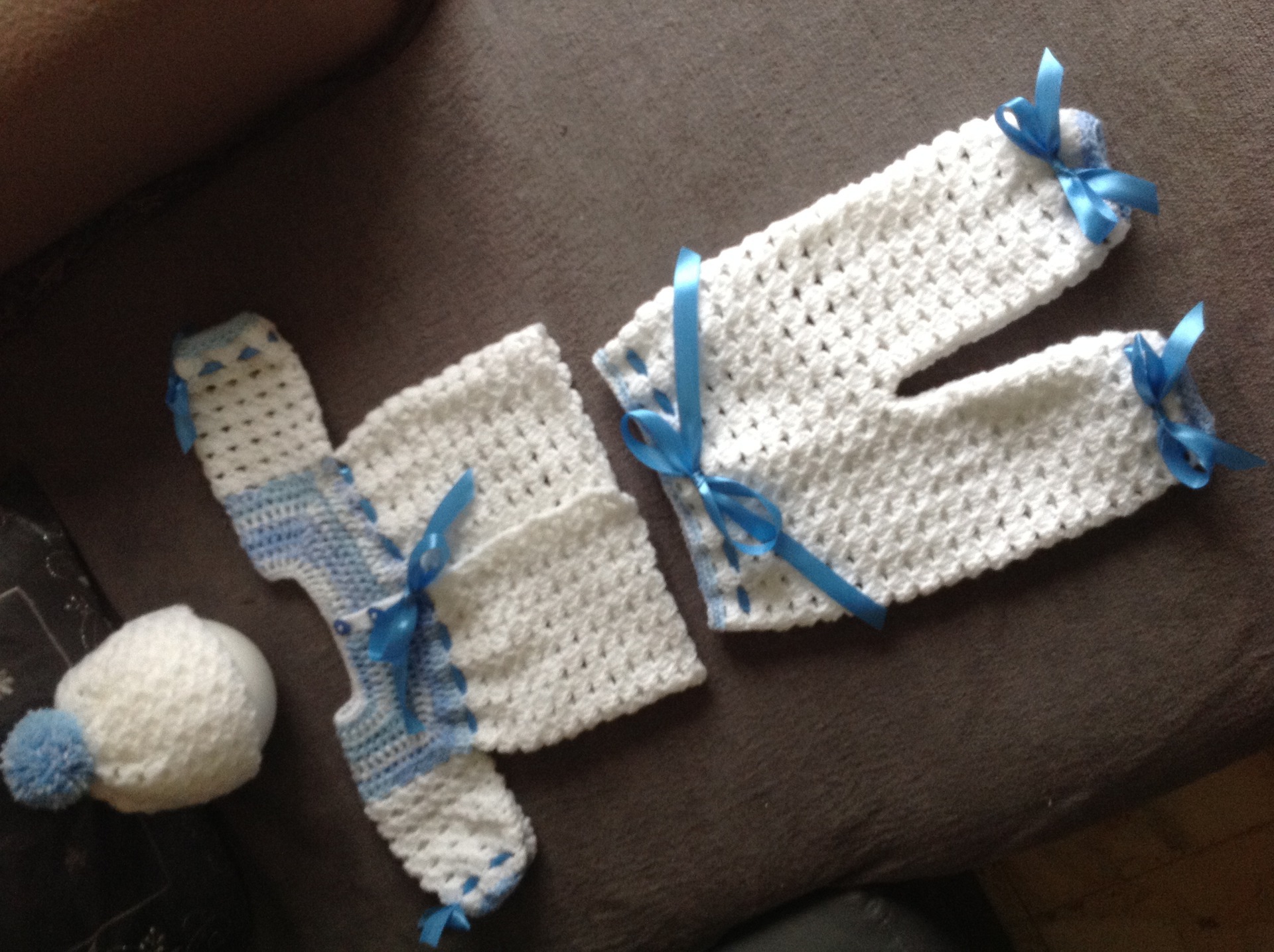 Brassiere Bebe Pantalon Et Bonnet Layette Au Crochet Blanc Et Bleu Taille 3 Mois Par Coeurdelayette