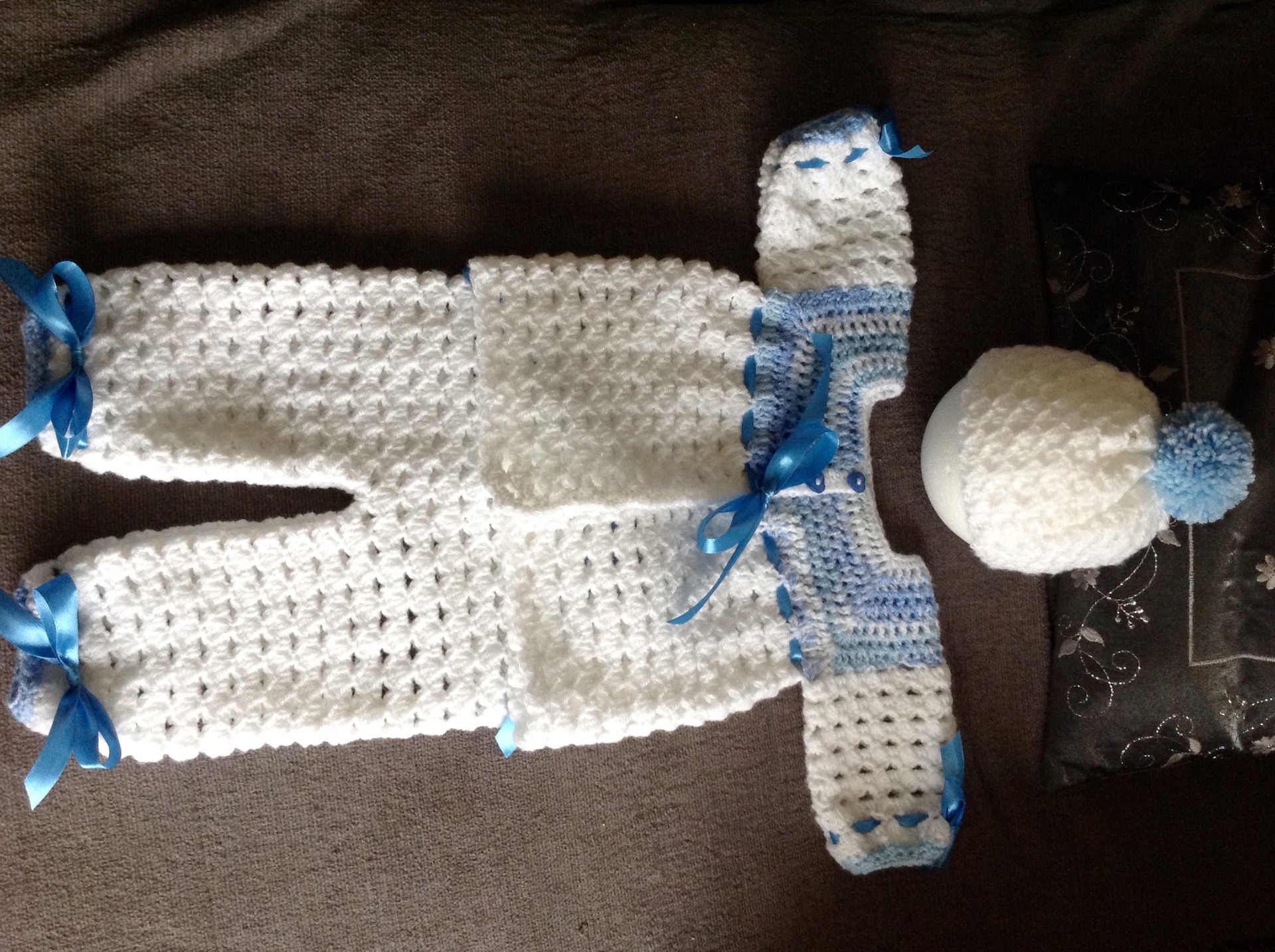Brassiere Bebe Pantalon Et Bonnet Layette Au Crochet Blanc Et Bleu Taille 3 Mois Par Coeurdelayette Brassiere Bebe Pantalon Et Bonnet Layette Au Crochet Blanc Et Bleu Taille 3 Mois Par Coeurdelayette