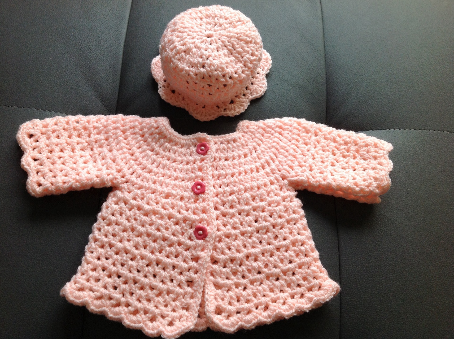 Layette Prema Brassiere Et Bonnet Rose Saumonee Par Coeurdelayette