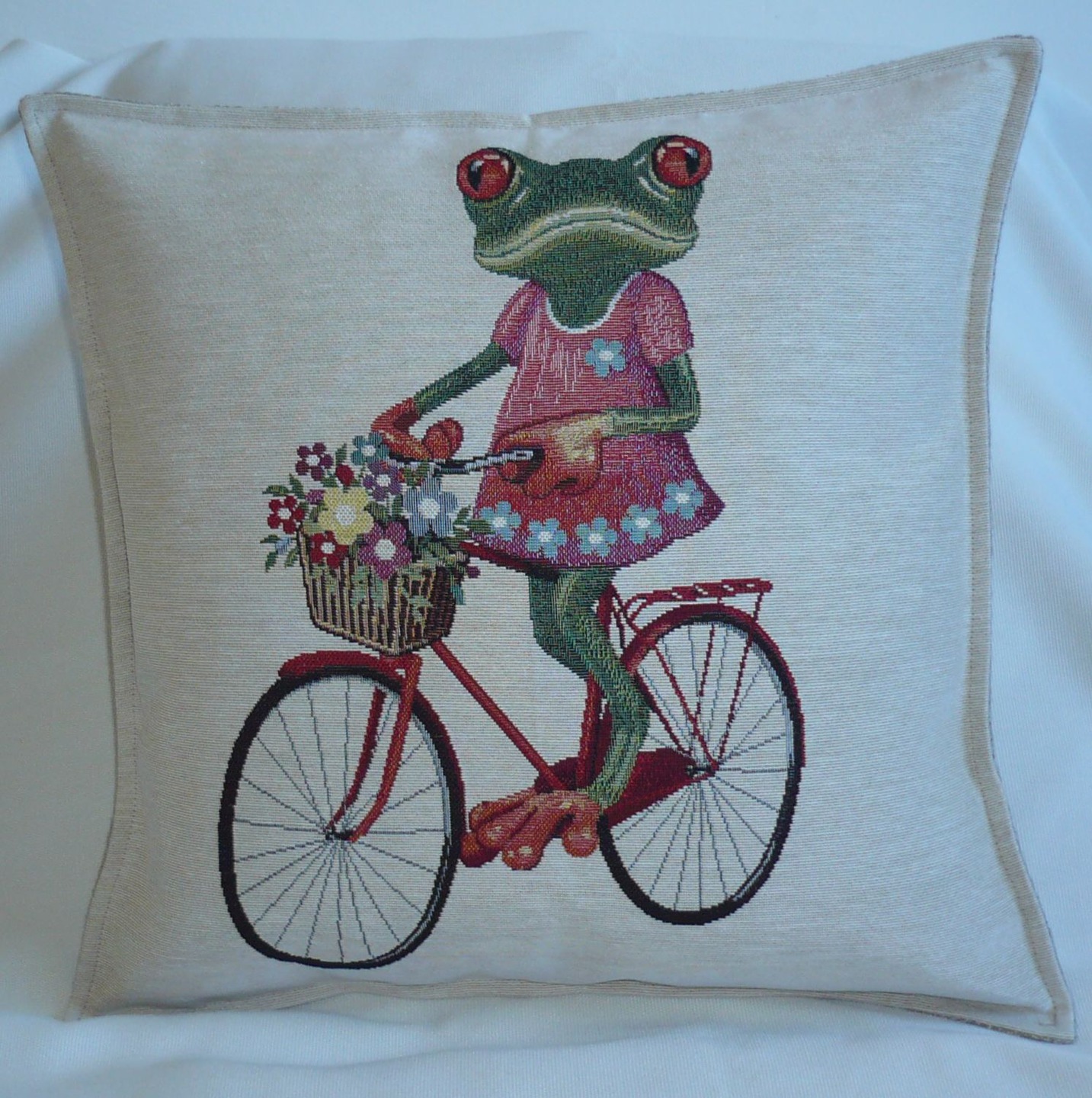 Housse de coussin zippée jacquard motif grenouille à bicyclette :  maison-et-deco-textiles-tapis par rolpelcreations