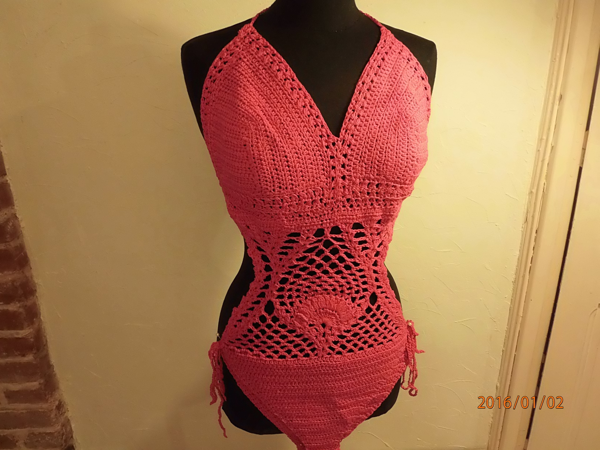 Un beau maillot de bain une pièce au crochet de couleur fuchsia : mode ...