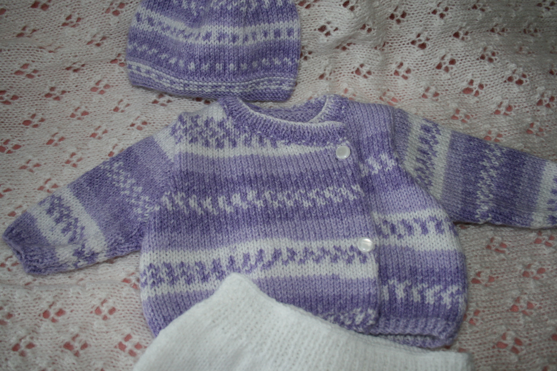 Ensemble Naissance Au Tricot Brassiere Croisee Bonnet Pantalon Et Chaussons Blanc Et Parme Enfants Mode Bebe Fille Par Defilsenaiguilles