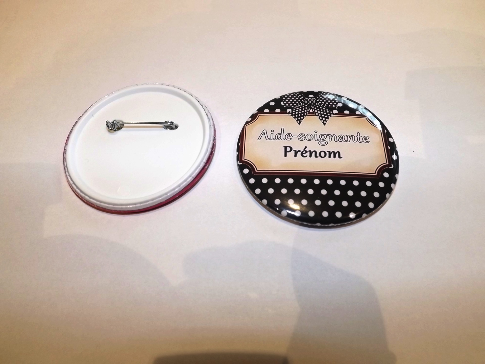 Badge aide soignante à personnaliser 5,8 cm de diamètre, ton beige et noir  : accessoires-pin-s-badge par lescreationsdeblandine