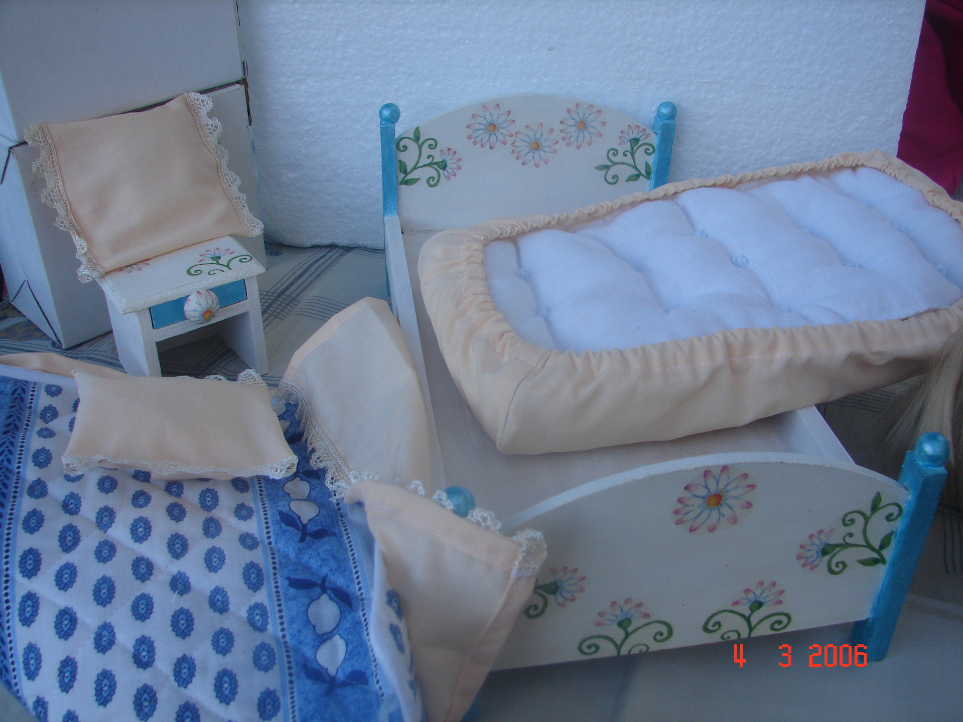 Meubles poupée lit , table de chevet et literie faite main pour