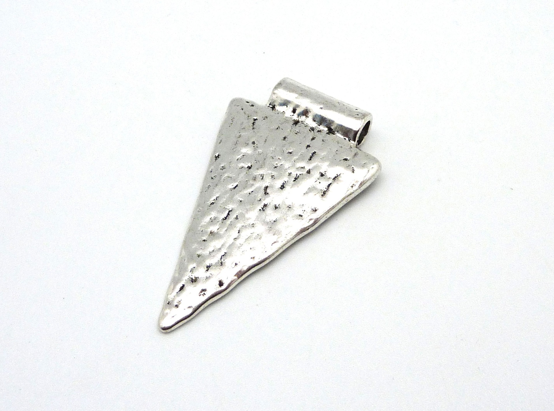 Broche double cœur en métal doré effet martelé - France