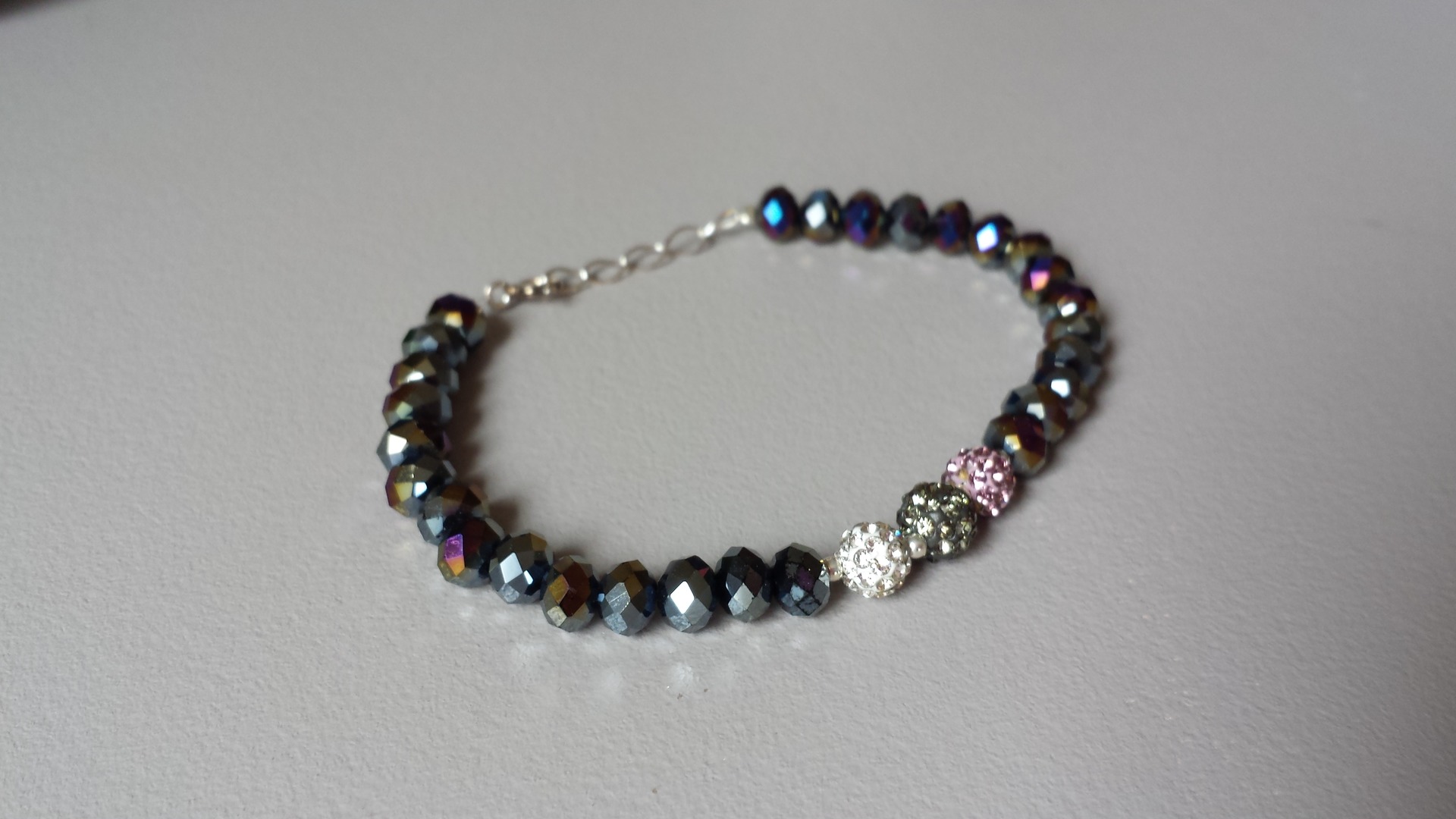 Bracelet perles cristal swarovski, shamballa et argent massif Bracelet perles cristal swarovski, shamballa et argent massif